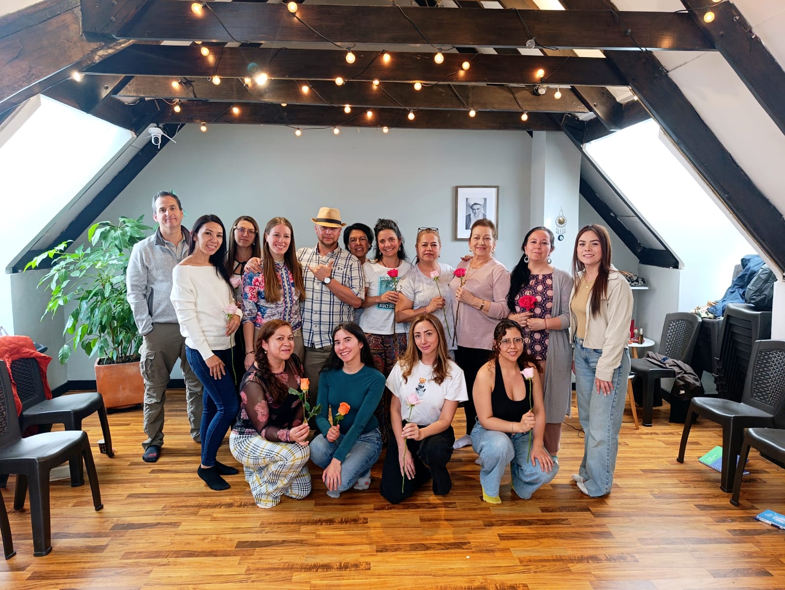 Foto grupal del taller en el salón