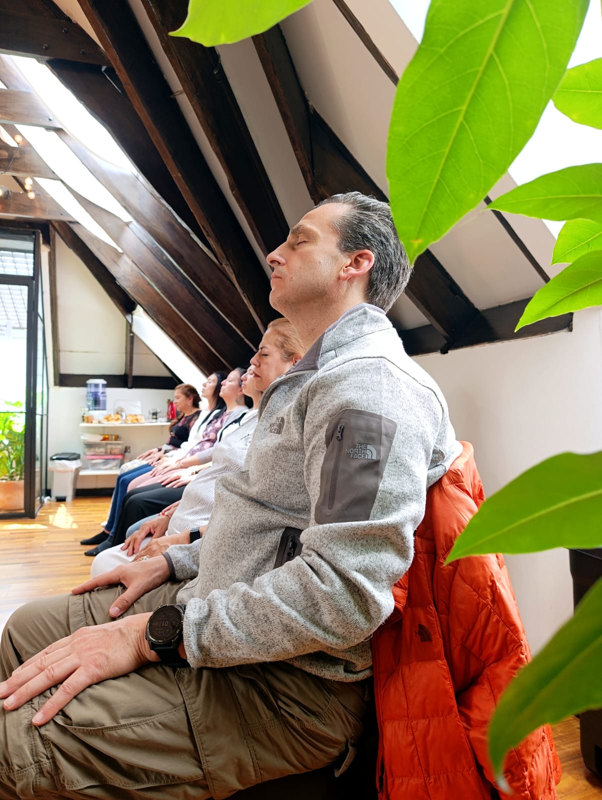 Meditación en fila con Martín en primer plano